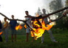 Ritual hoje po žerjavici in igranje gonga