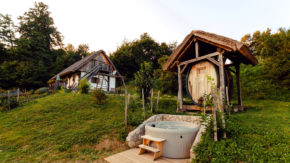 Matjaževa-domačija turizem nočitev razvajanje jacuzzi vino Zidanica hiška