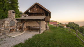 Matjaževa domačija turizem narava eco tradicija lokalno rekreacija kolesa jahanje živali