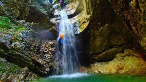 Life adventures - Edinstveno doživetje soteskanja med strmimi stenami kanjona v Bohinju