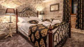 Varoš turizem nastanitev sprostitev elegantno romantično zajtrk nočitev narava Dalmacija