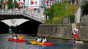 kajak kanu Ljubljana voda vodni šport dogodivščina zabava skupina prijatelji vodne-aktivnosti osrednjeslovenska