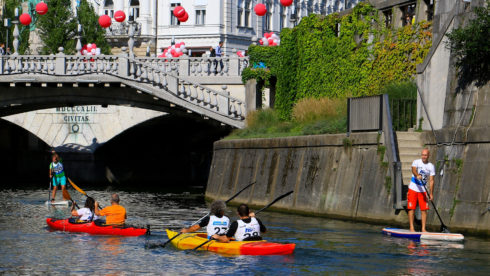 kajak kanu Ljubljana voda vodni šport dogodivščina zabava skupina prijatelji vodne-aktivnosti osrednjeslovenska
