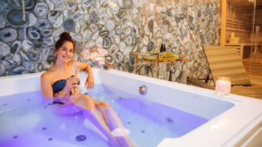 Ornament spa wellness masaža kad nega telo razvajanje sprostitev oddih