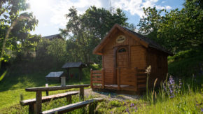 Hiša-okusov-pr-Čop turizem gozd sprostitev oddih glamping narava