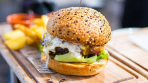 Meating pub burger gourmet kulinarika žar poletje Maribor štajerska meso