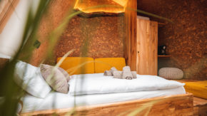 Nesting turizem nočitev zajtrk degustacija zipline narava gozd glamping resort sprostitev Maribor štajerska