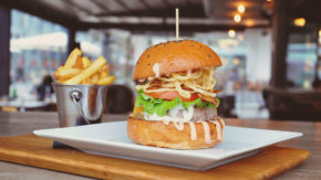 Fabrika - Hamburger in brezalkoholna pijača